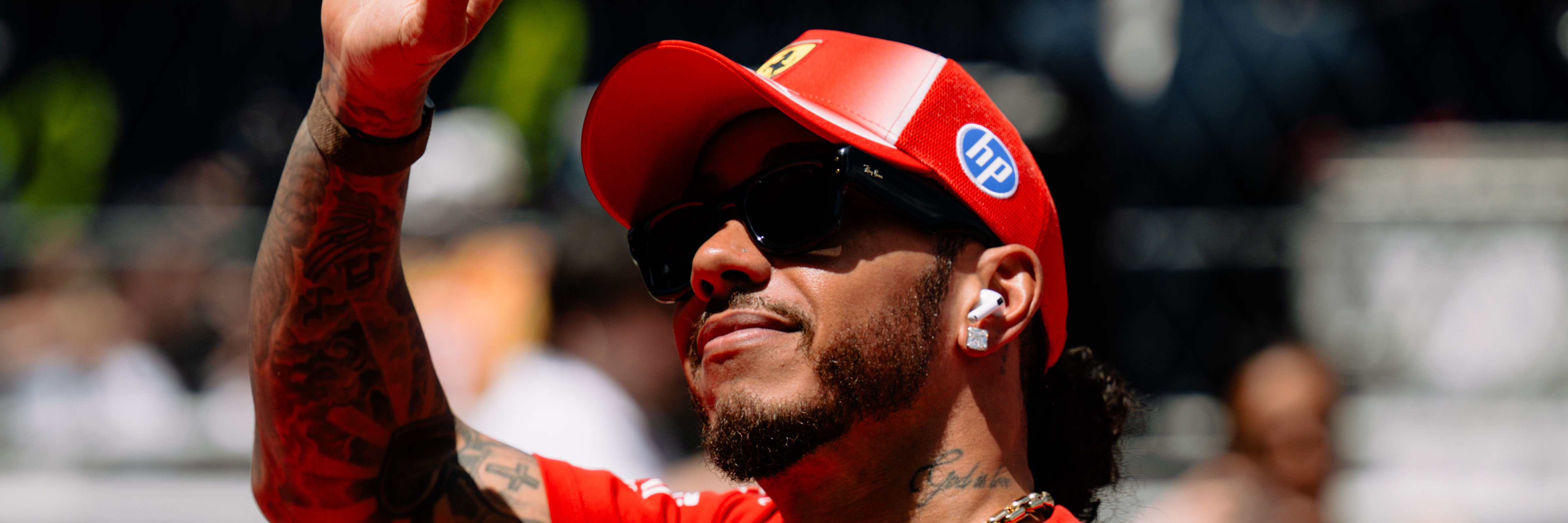 Lewis Hamilton waving to the F1 crowd
