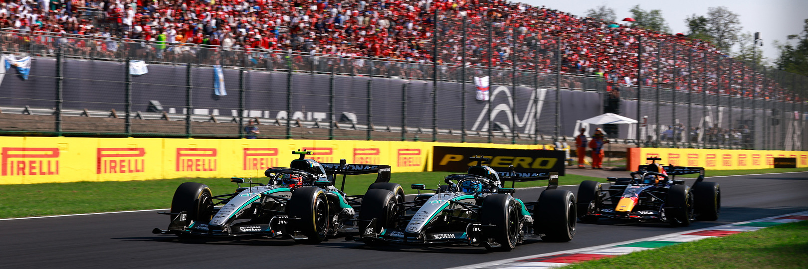 Kimi Antonelli and George Russell go wheel-to-wheel at Monza
