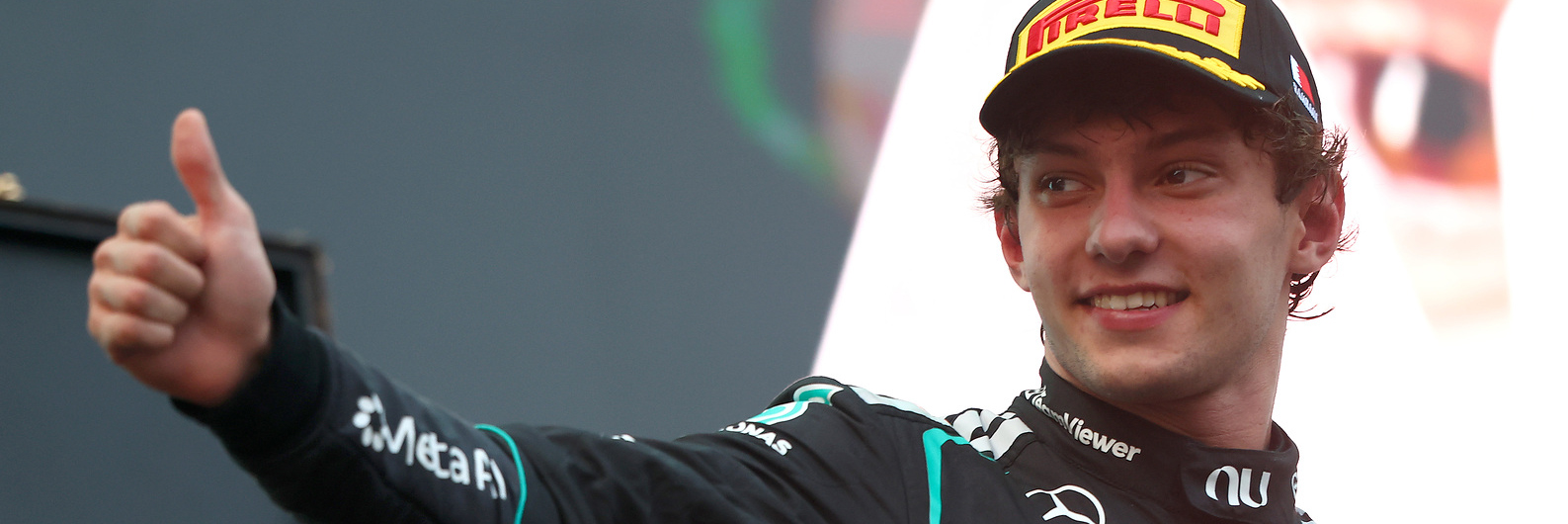 Kimi Antonelli gives a thumbs up to the Mercedes F1 team in Malaysia