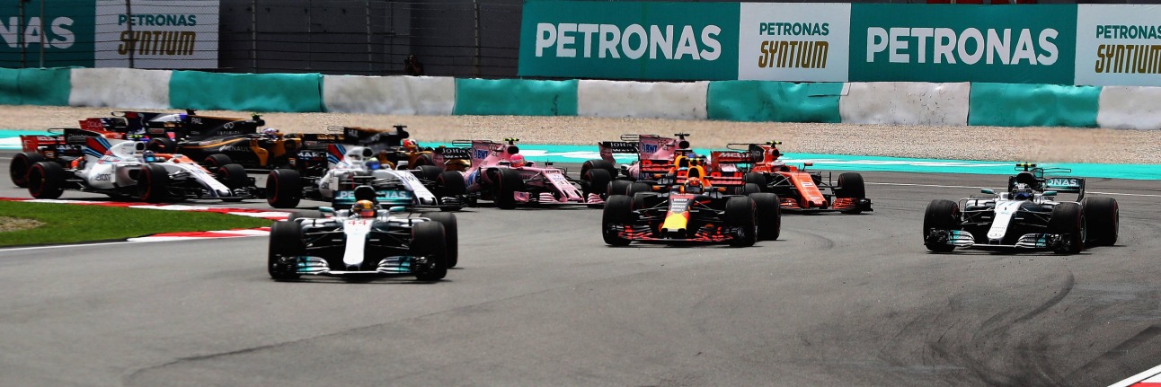 The F1 field arrives at Turn 1 in Malaysia