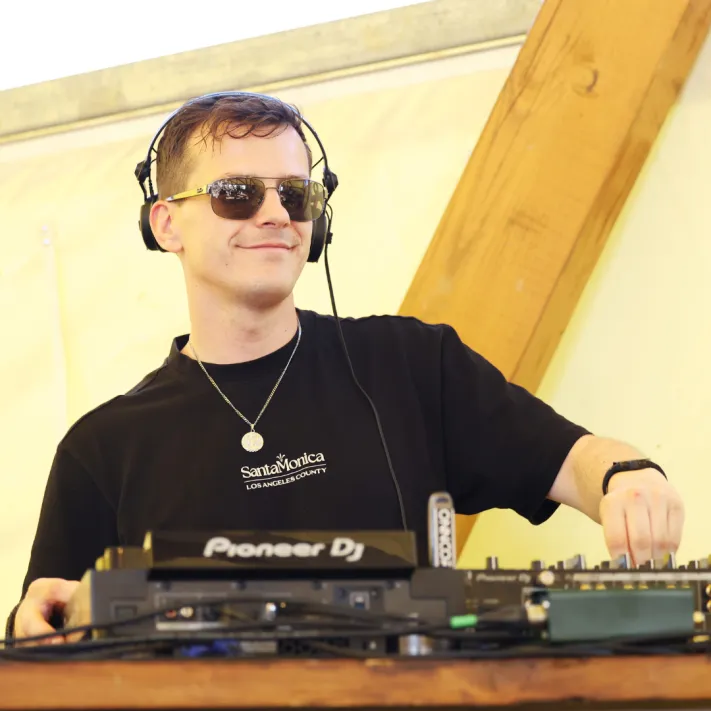 DJ